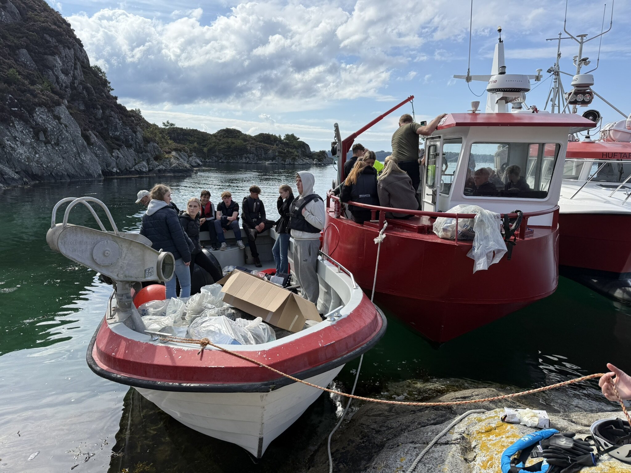 En samlet norsk sjømatnæring stiller opp når Hardangerfjorden skal ryddes for femte året på rad.
