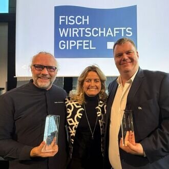 Heiko Antoniewicz, Christine Iversen og Klaas Müller viser stolt frem prisene som de ble tildelt for konseptet "Herring in the box". Foto: Dag Sørli, Norges sjømatråd