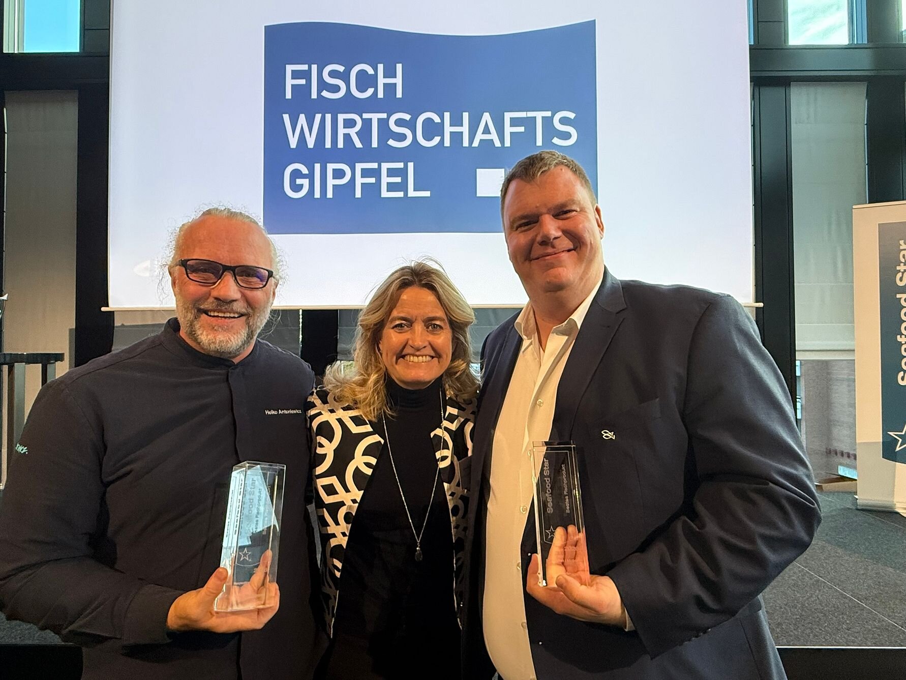 Heiko Antoniewicz, Christine Iversen og Klaas Müller viser stolt frem prisene som de ble tildelt for konseptet "Herring in the box". Foto: Dag Sørli, Norges sjømatråd