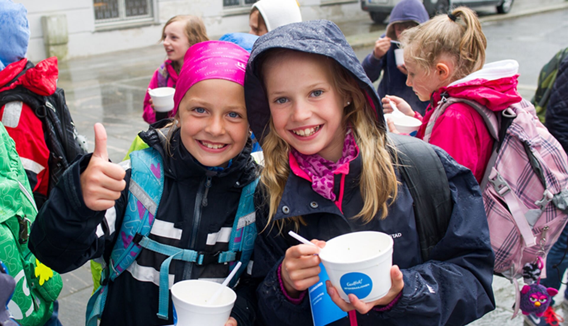 Fiskenasjonen 2 glade jenter med mat