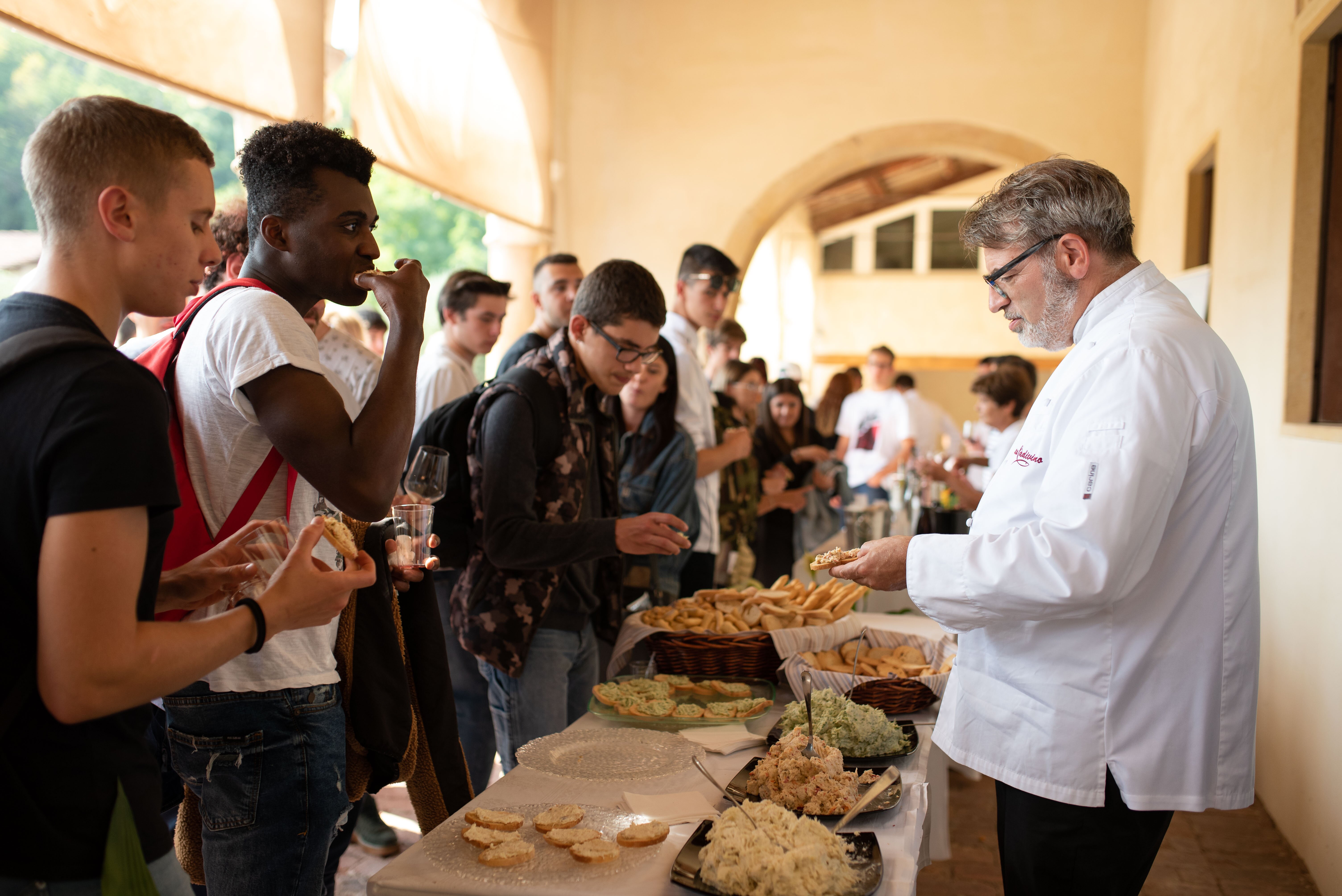 Titusener av italienere feirer tørrfisk fra Norge