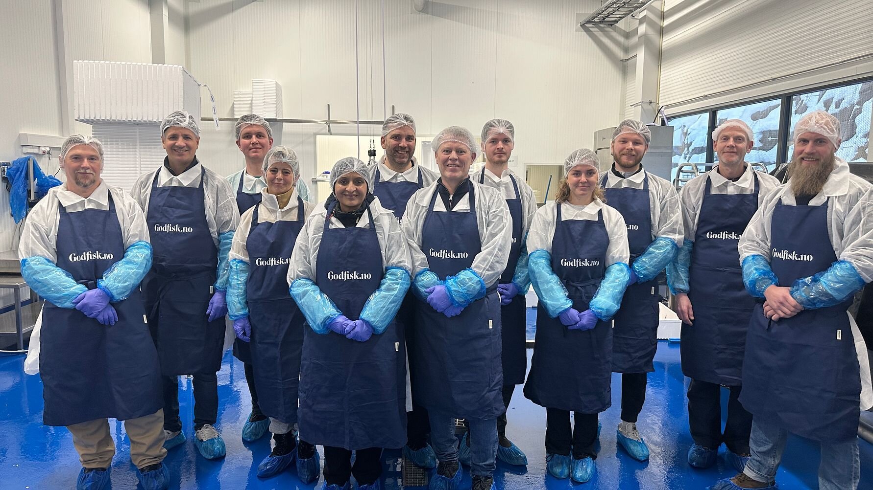 Klare for å friske opp fileteringskunnskapene: Et knippe av de ansatte fra Coop Megas fiskedisker har gjort seg klare til å gå løs på årets skrei.