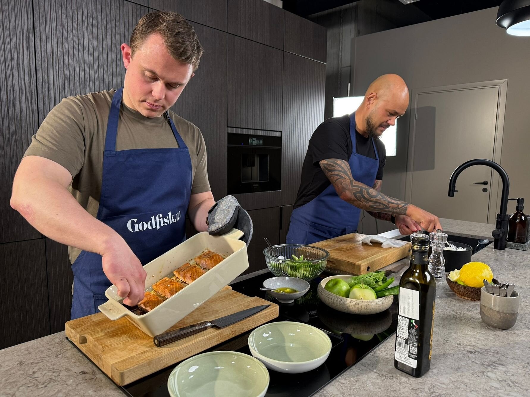 Aron Espeland (til venstre) er kokk for det norske landslaget under fotball-VM, mens Christian André Pettersen er Norges kandidat til Bocuse D'Or 2027. Foto: Dag Sørli, Norges sjømatråd
