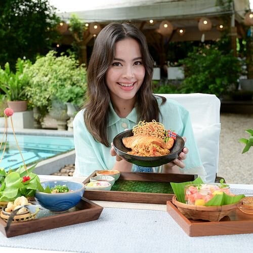 Sjømatambasadør Yaya med tallerken med sjømat.