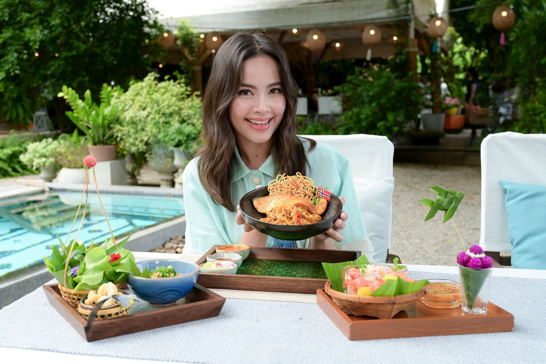 Sjømatambasadør Yaya med tallerken med sjømat.