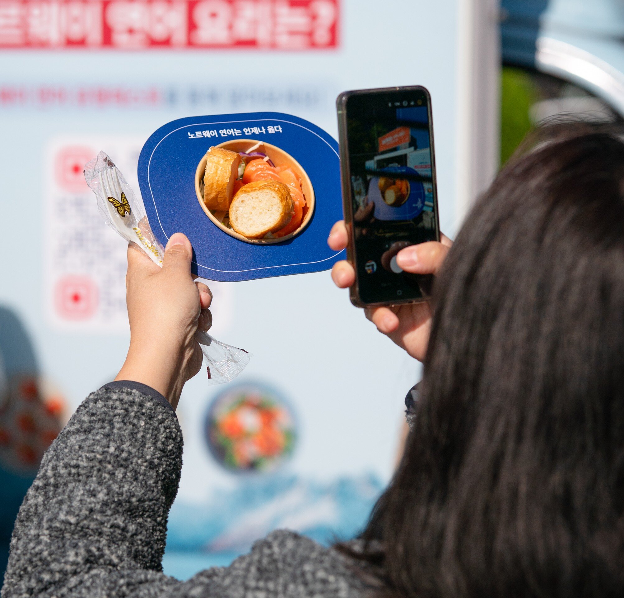 Dame som tar bilde av laks