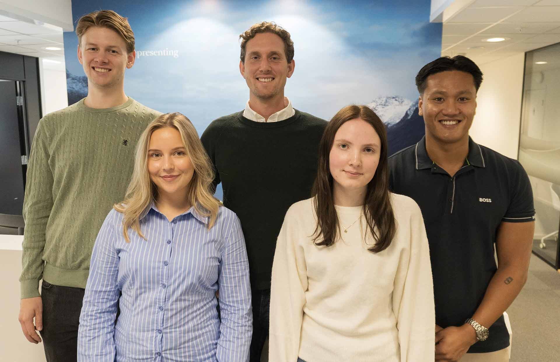 Fem nye trainees for året 2025-2026