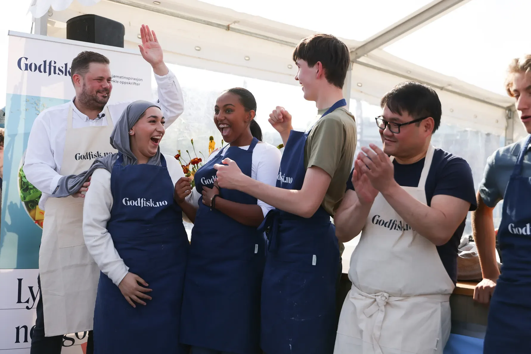 Årets Godfisk-klasse, representert ved Naemi Michael Beraki, Mymlia Azizi og Lyder Lilli. De ble ledet av Kristian Vangen, kjøkkensjef på Gaptrast. Foto: Øystein Haara