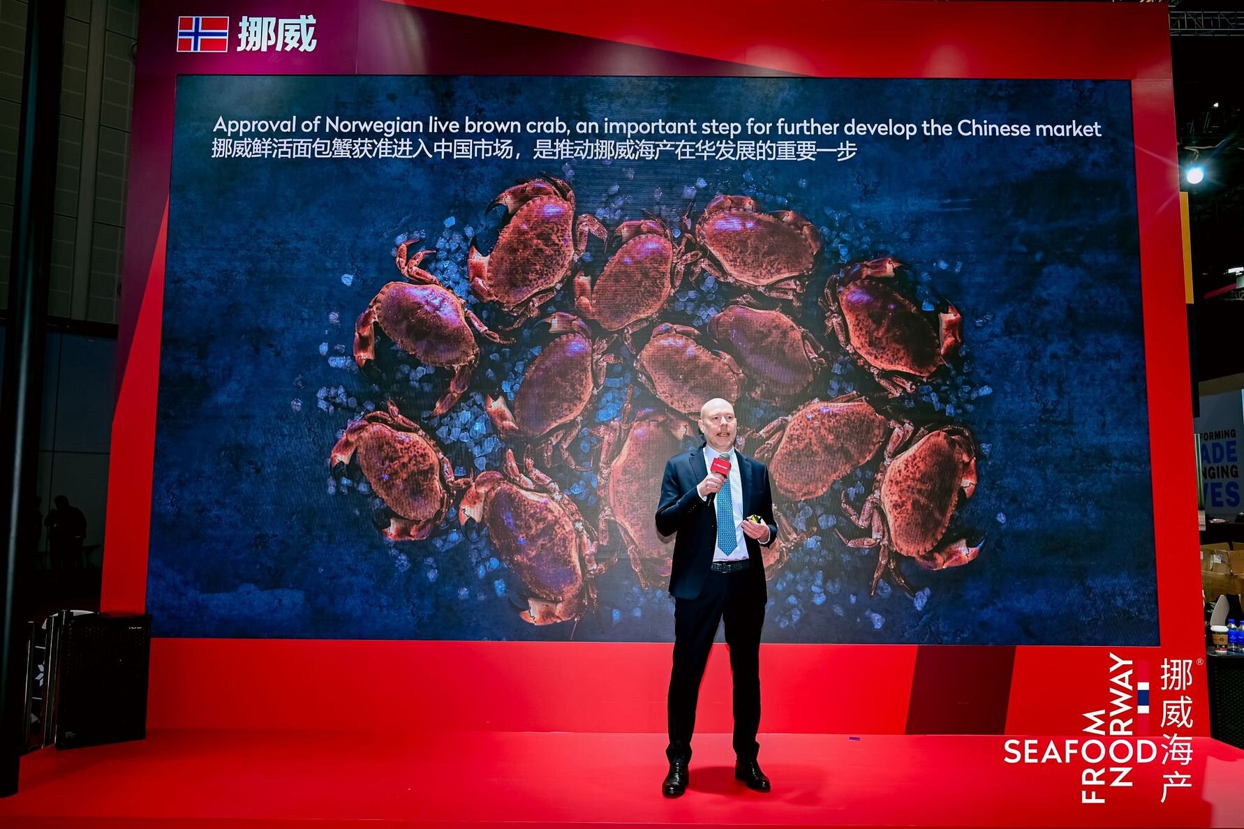 Sigmund Bjørgo presenterer nyheten i Kina