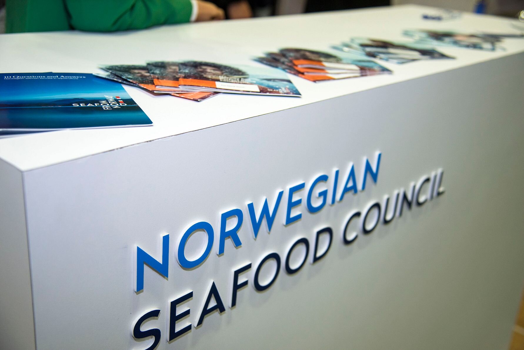 Disk på messe med Norges sjømatråd logo på engelsk