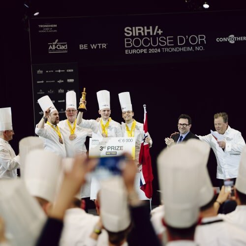 Håvard Werkland (med pokalen) jublet sammen med laget sitt etter at bronsen var sikret i Bocuse D'Or Europe. Foto: Berre