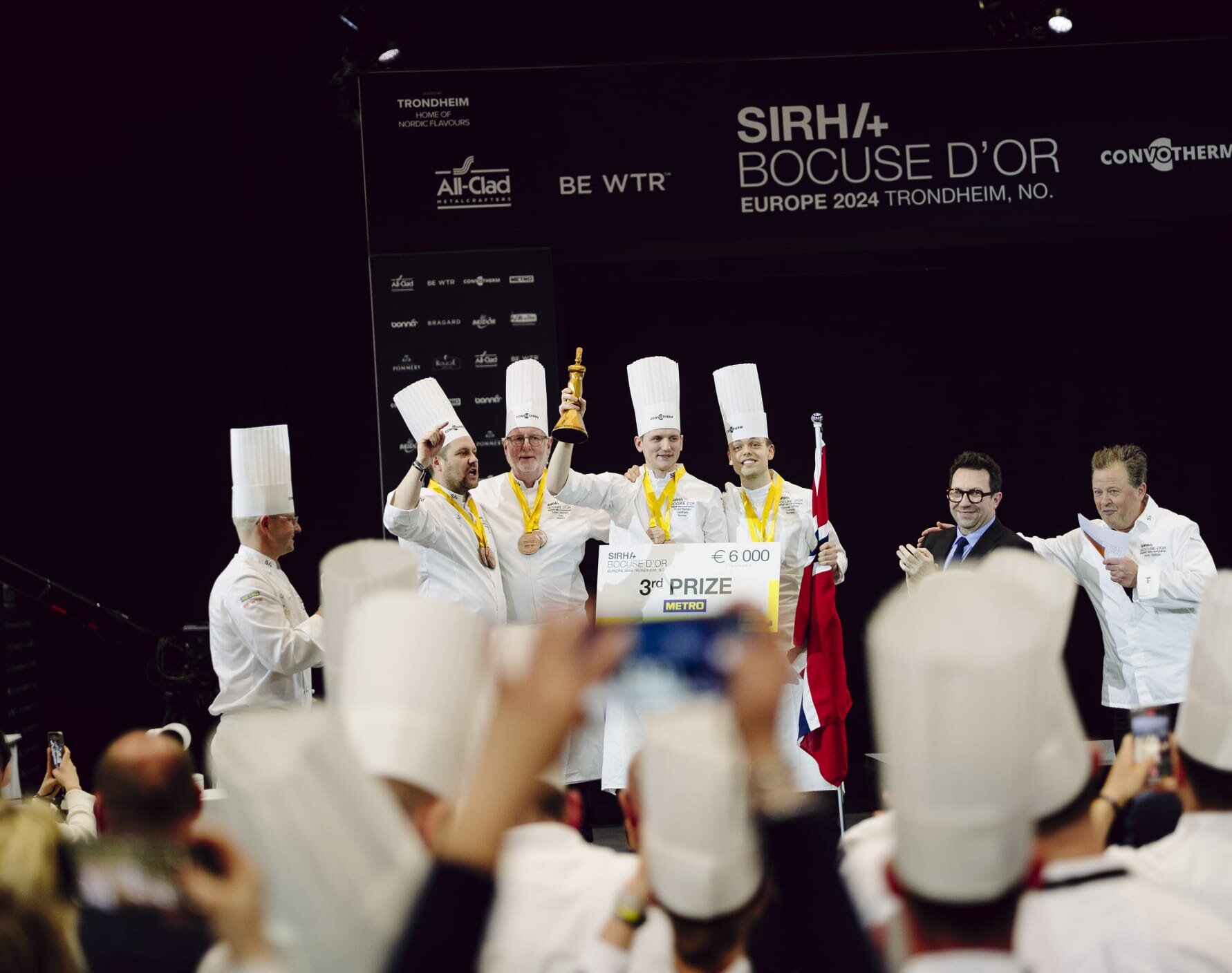 Håvard Werkland (med pokalen) jublet sammen med laget sitt etter at bronsen var sikret i Bocuse D'Or Europe. Foto: Berre