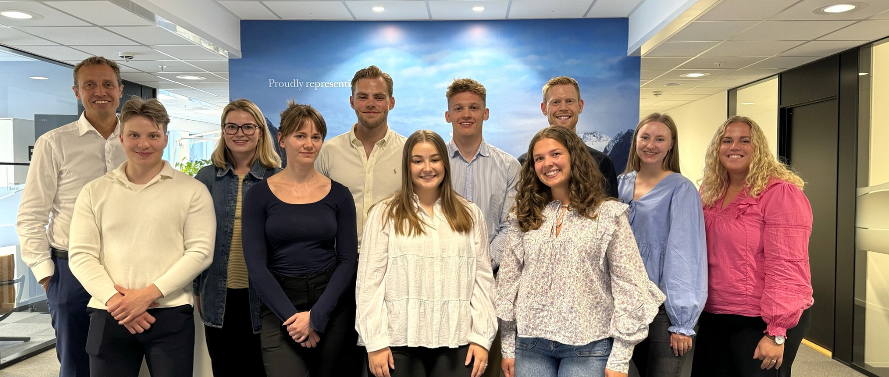 Gruppebilde av årets og fjorårets trainees