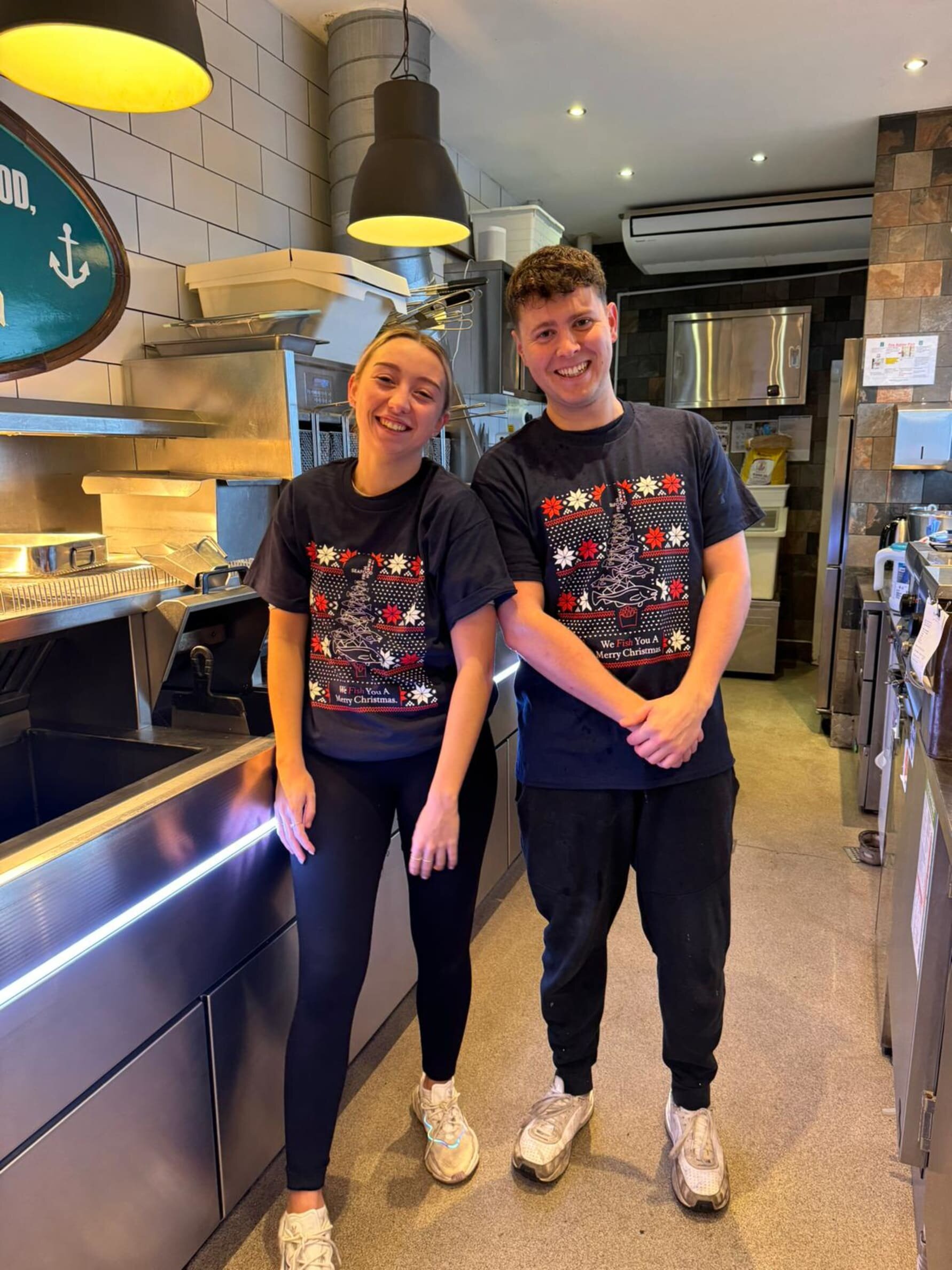 Oppsummerer året med fish & chips-kampanje: “We Fish you a Merry Christmas”