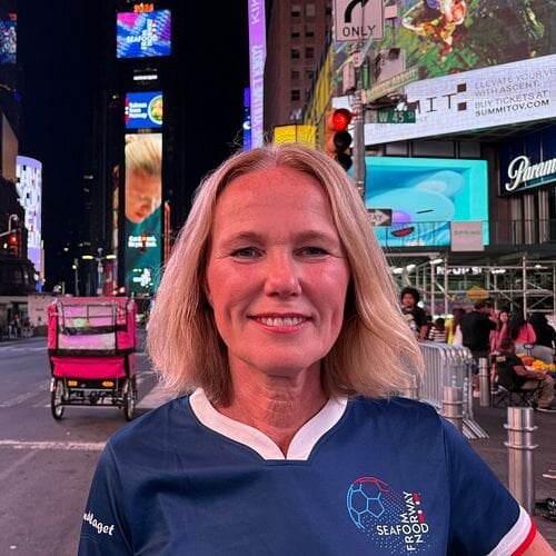 Sjømatrådets utsending til USA, Karine Rød Haraldsson med Haaland-reklamer for Seafood from Norway på Times Square i New York.