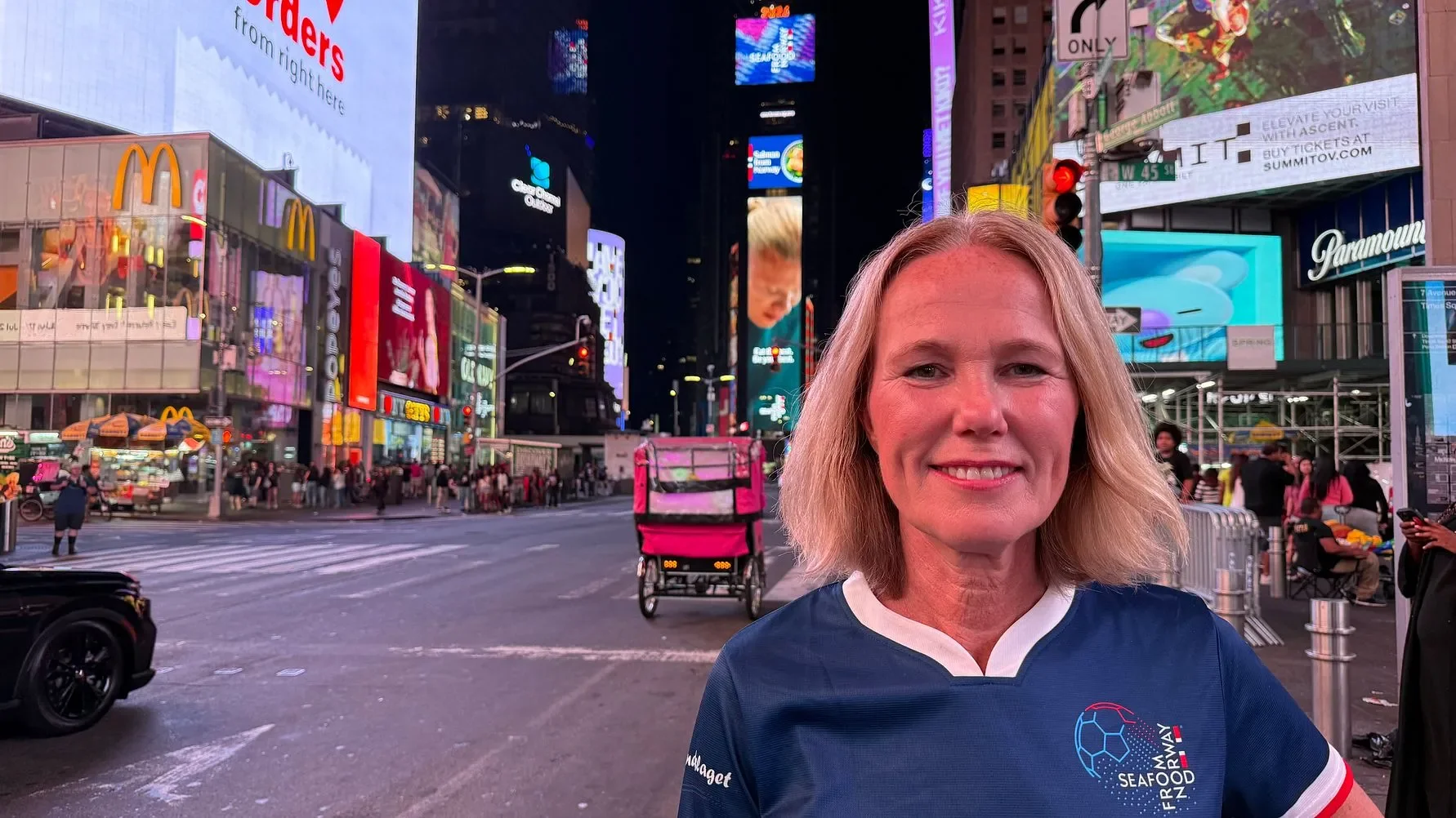 Sjømatrådets utsending til USA, Karine Rød Haraldsson med Haaland-reklamer for Seafood from Norway på Times Square i New York.