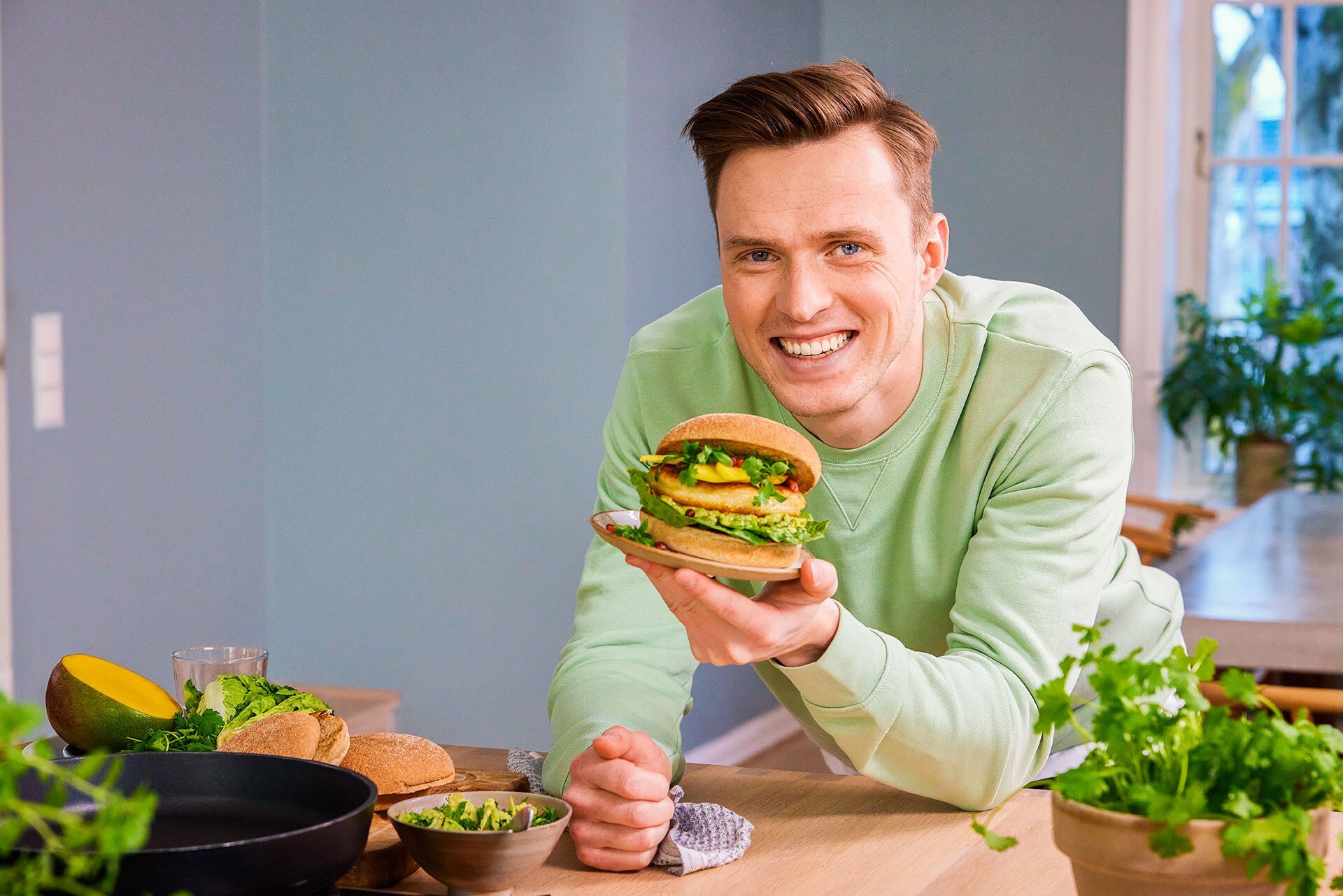 Karsten Warholm med fiskeburger