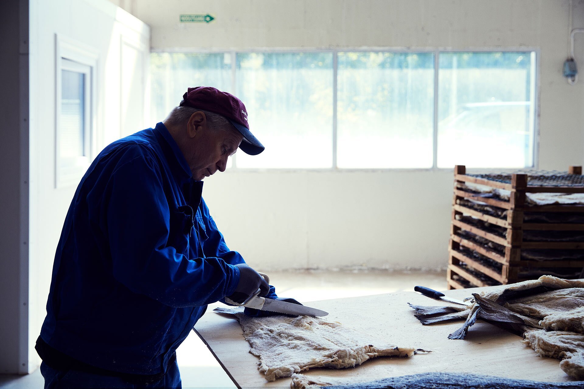 Mann som skjærer klippfisk