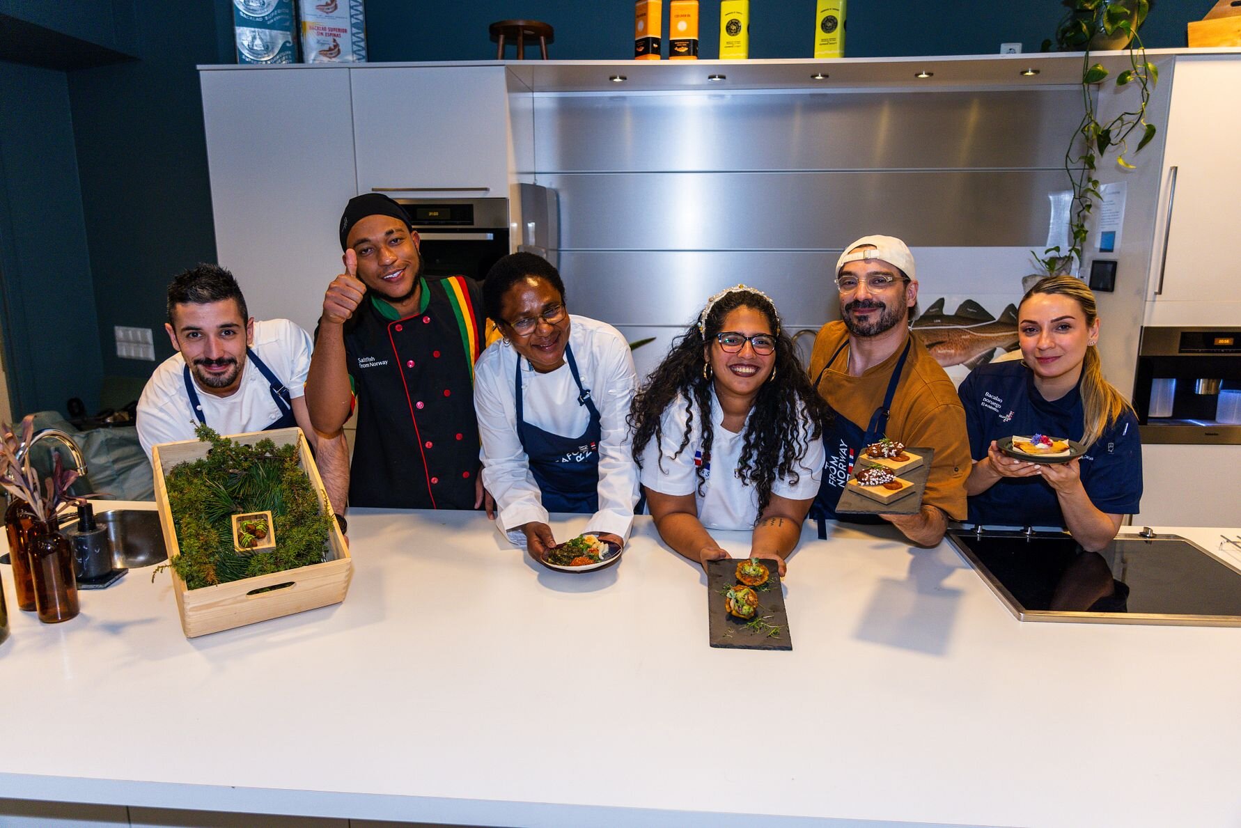 Seks kokker med klippfisk fra seks land: Fra venstre: Carlos De Medeiros (Portugal), Rameish Deouza (Jamaica), Pascaline Mosolo (DR Kongo), Arantxa Soto (Den dominikanske republikk), Lucas Corazza (Brasil), og Ana Casanova (Mexico)FOTO: Andy Johasen