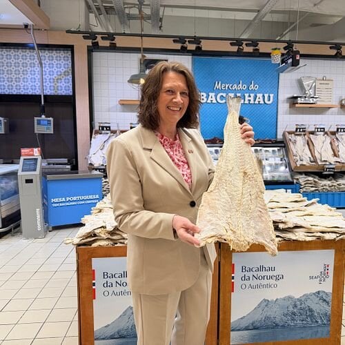 Statssekretær Kristina Sigurdsdottir Hansen var imponert over hvordan den norske klippfisken presenteres på portugisiske supermarkeder.