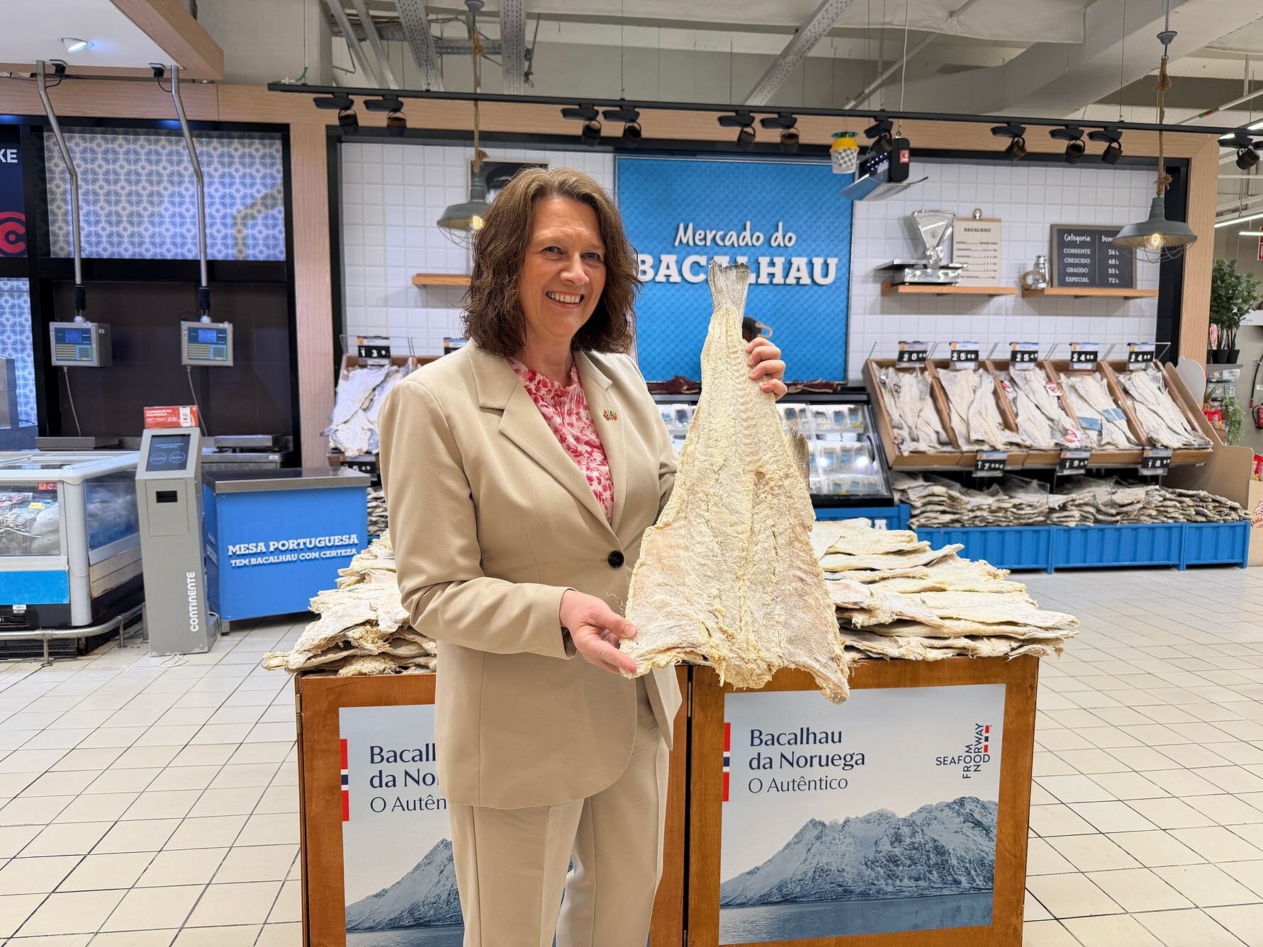 Statssekretær Kristina Sigurdsdottir Hansen var imponert over hvordan den norske klippfisken presenteres på portugisiske supermarkeder.
