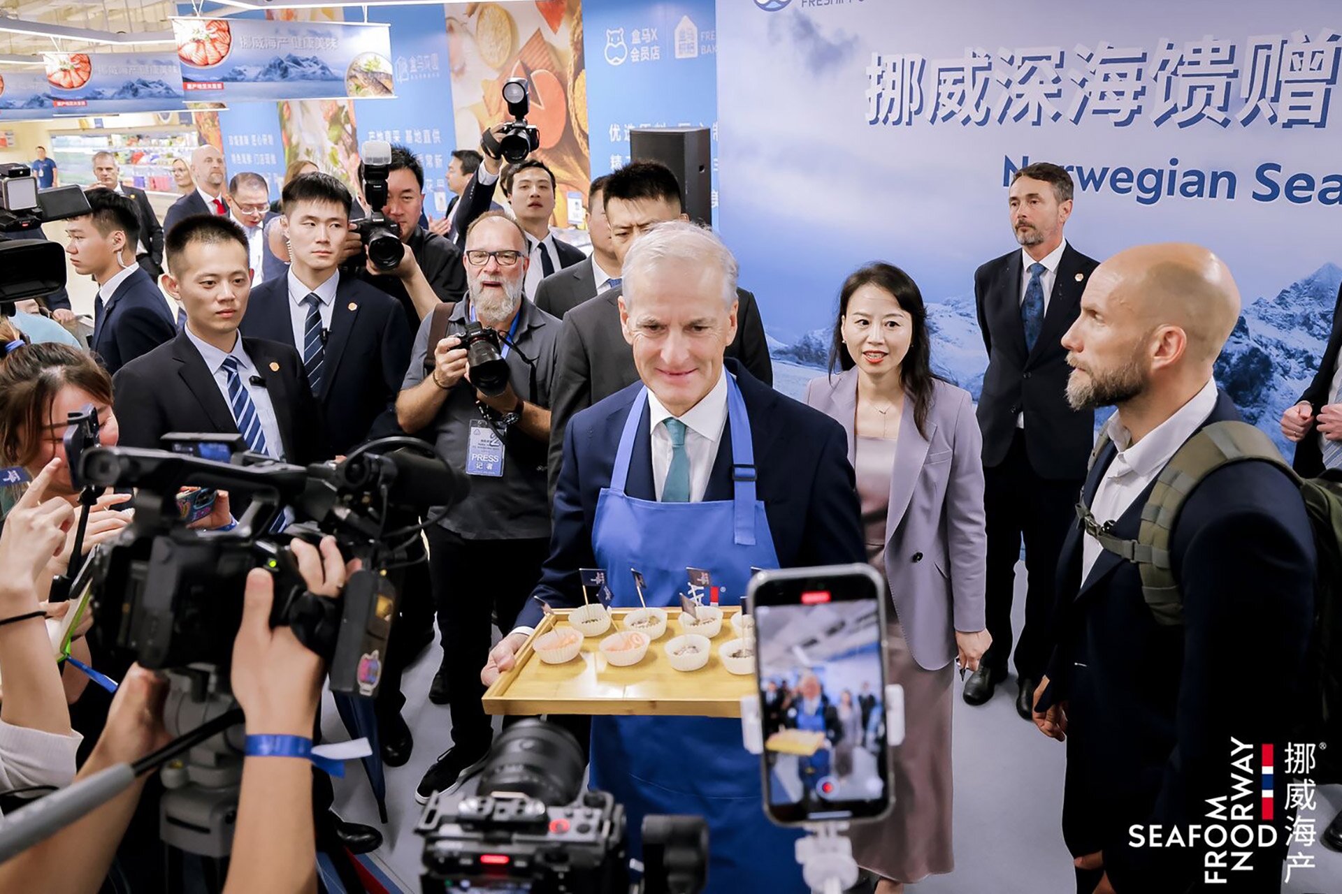 Statsminister Jonas Gahr Støre markedsfører norsk sjømat