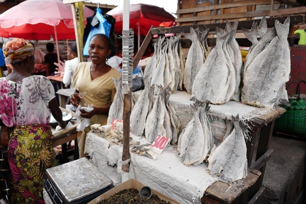 Fra markedet i Kinshasa, salgsbod for saltfisk av sei
