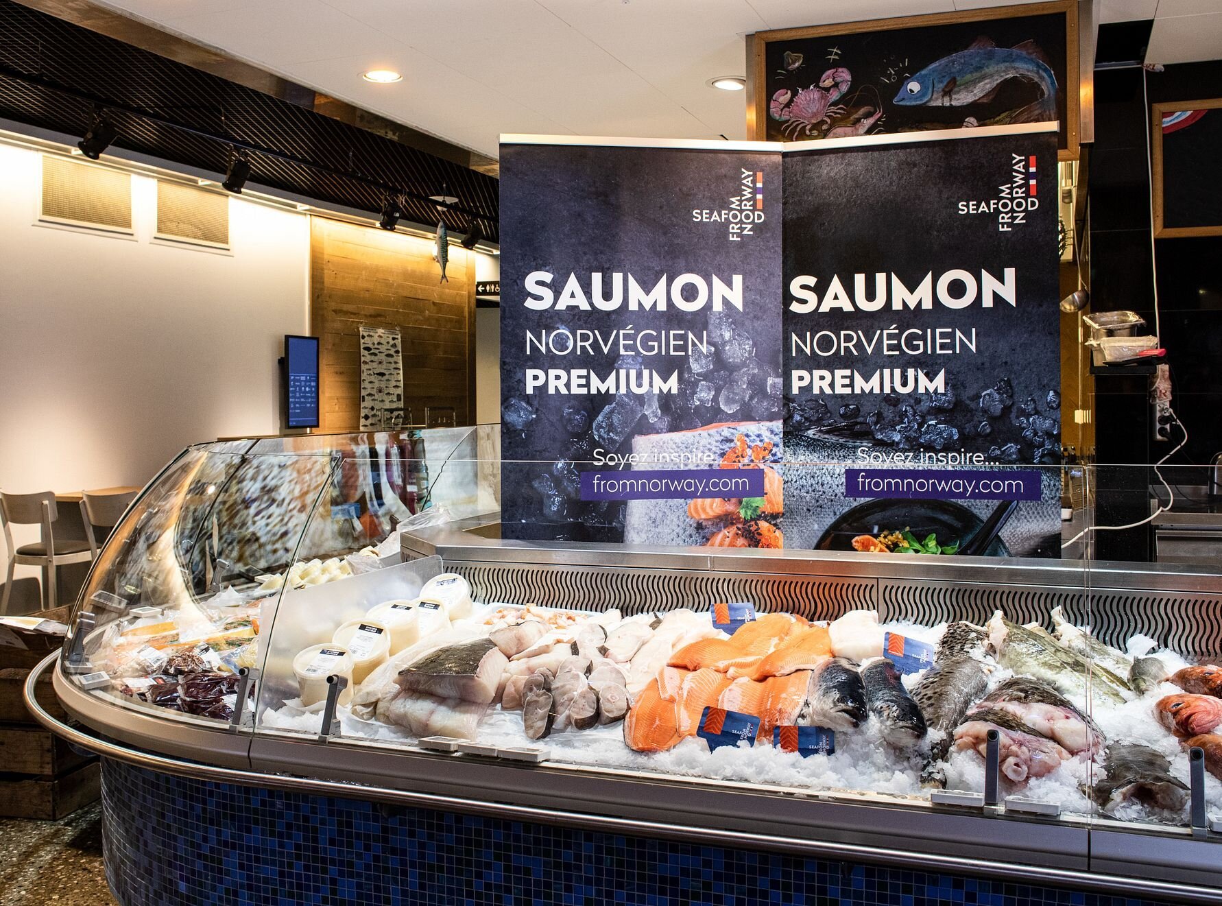 Fiskedisk full av norsk laks og annen snacks