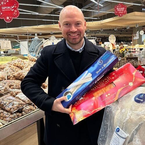 Sjømatrådets utsending i Italia, Tom Jørgen Gangsø, med et lite utvalg av de mange norske sjømatproduktene som er populær julemat i Italia.