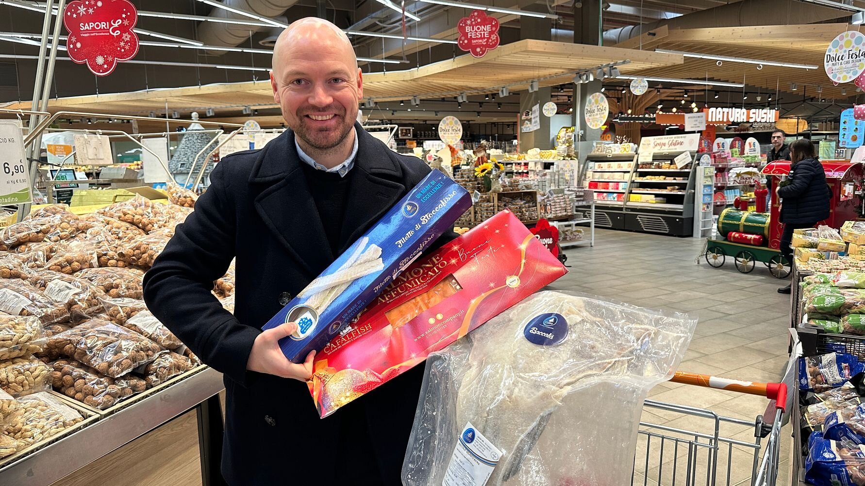 Sjømatrådets utsending i Italia, Tom Jørgen Gangsø, med et lite utvalg av de mange norske sjømatproduktene som er populær julemat i Italia.