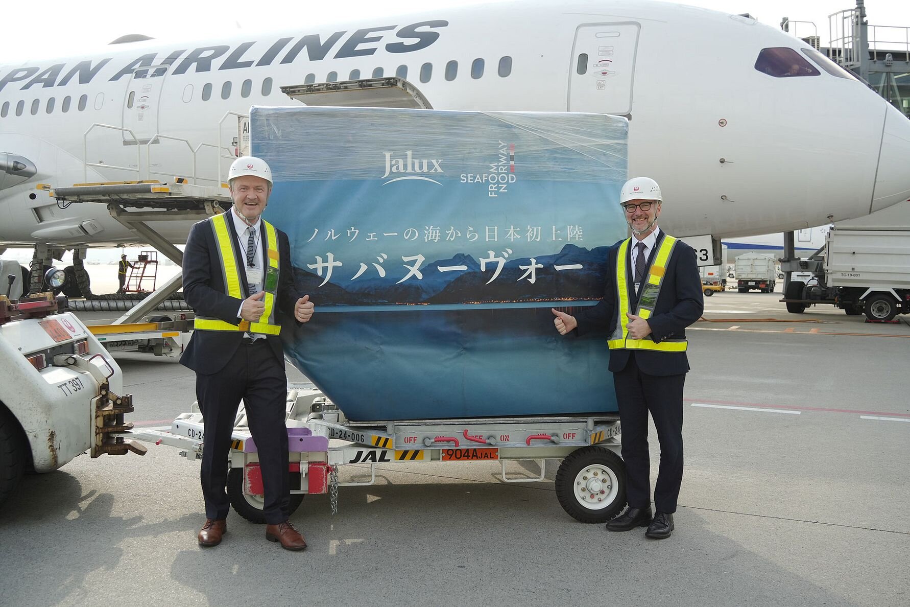 På Haneda flyplass i Tokyo har nå årets første makrell fra Norge endelig ankommet.