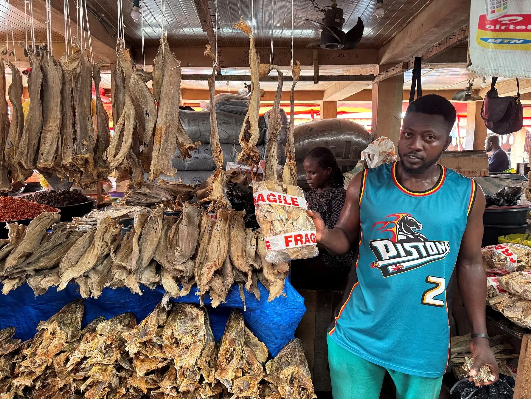 På utemarkedene i Nigeria selges tørrfisk i alle formater - tilpasset enhver lommebok