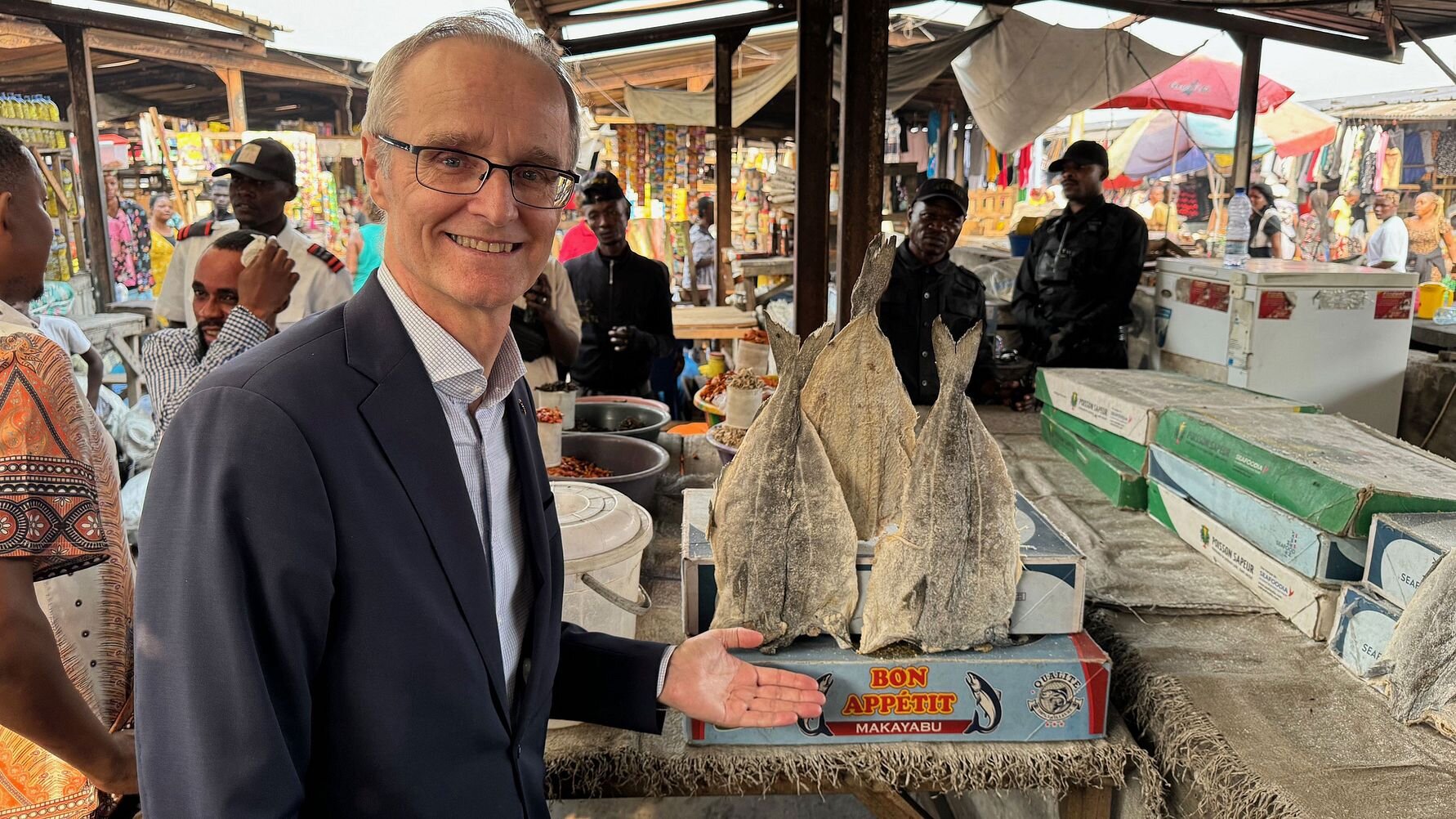 Ambassadør Odd Mølster med norsk klippfisk av sei på utendørsmarked i Kinshasa, DRK Kongo