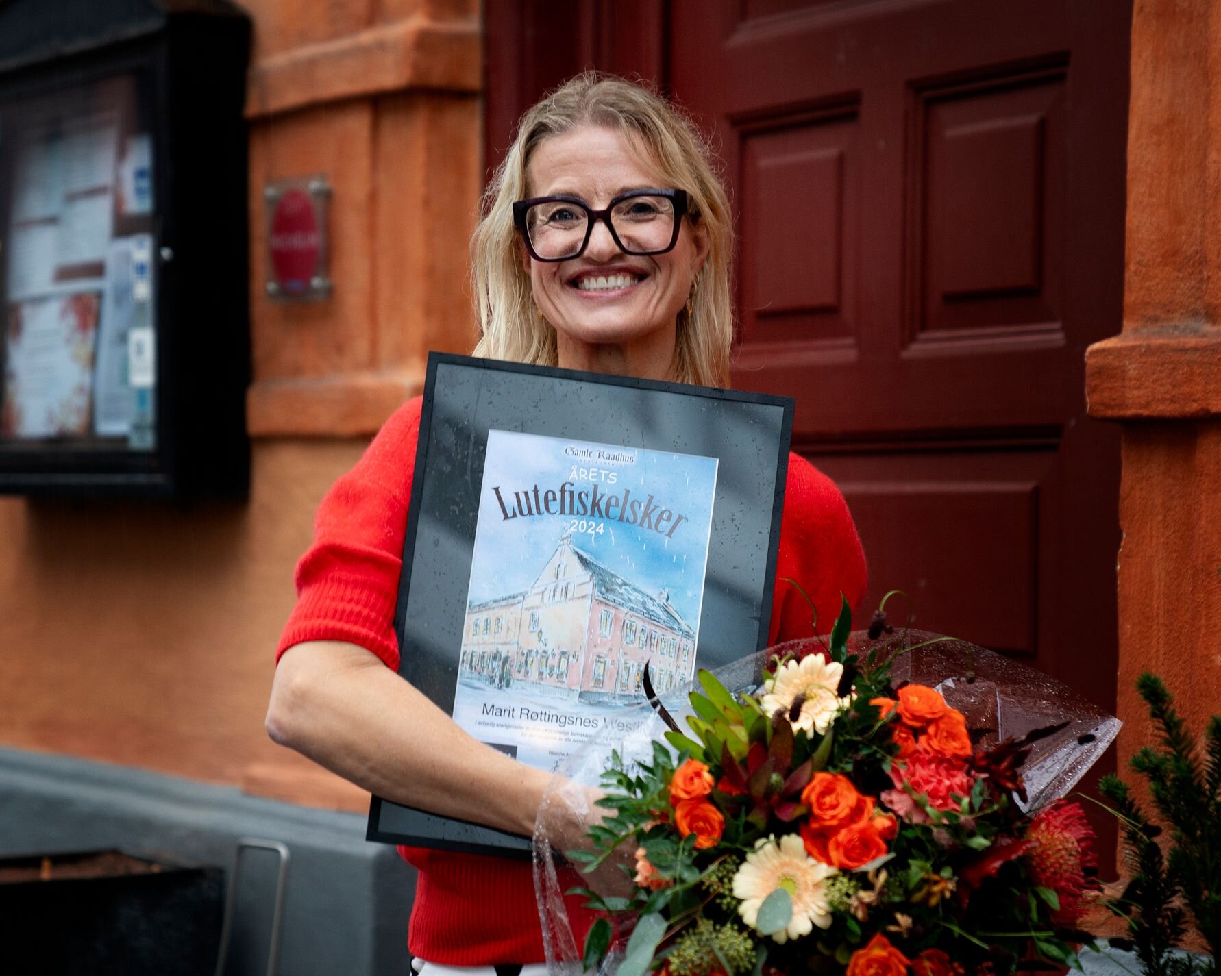 Fru Timian (Marit Røttingsnes Westlie) ble både glad og overrasket da hun ble nummer 30 i rekken til å motta prisen «Årets lutefiskelsker». Foto: Studio Isidor v. Edward Dreng Karlsen/Sjømatrådet