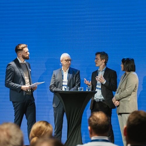 Paul T. Aandahl, Eivind Hestvik Brækkan og Josefine Voraa i samtale om 2026 for norsk sjømat. Foto: Haugen Media