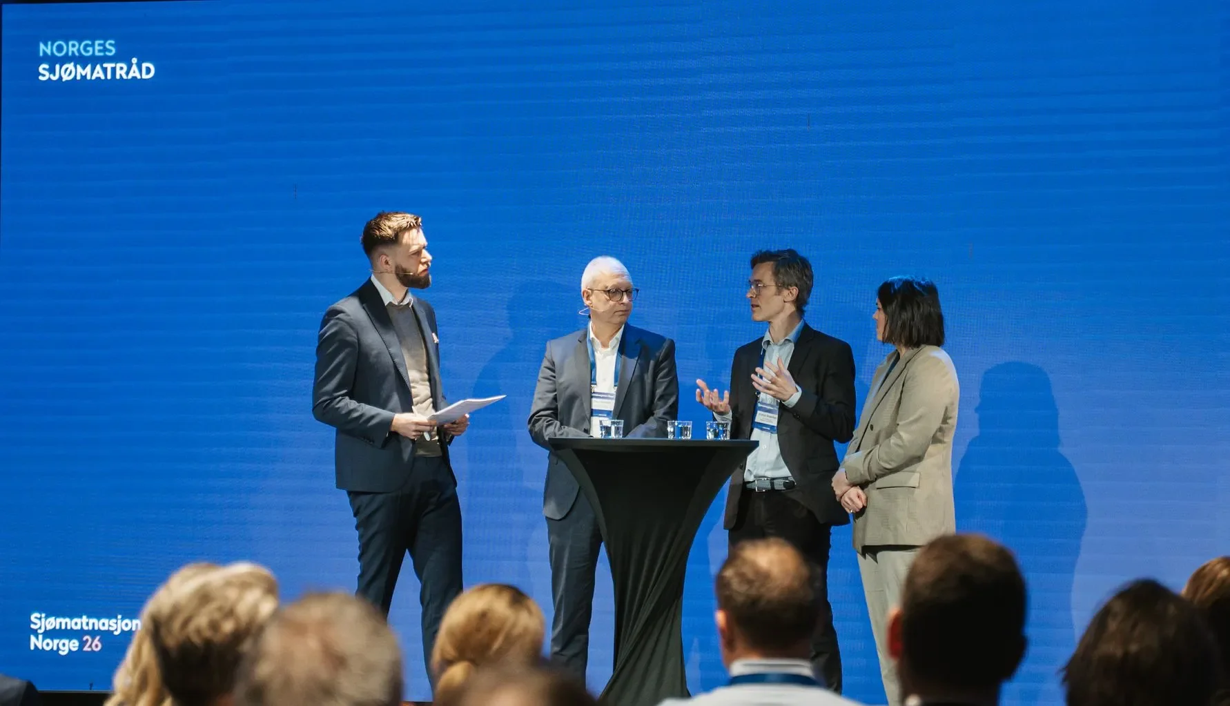 Paul T. Aandahl, Eivind Hestvik Brækkan og Josefine Voraa i samtale om 2026 for norsk sjømat. Foto: Haugen Media