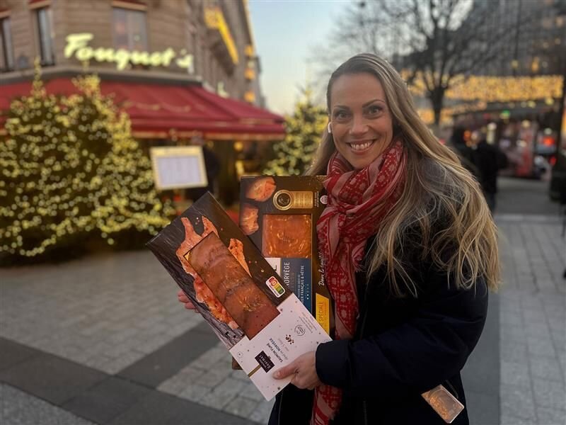 Sjømatutsending til Frankrike, Sigrid Louise Philippart, holder to pakker med røkelaks.