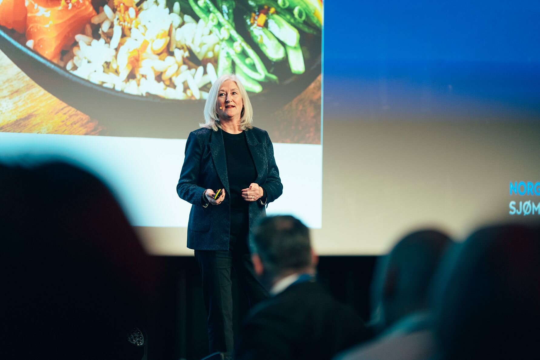 Sjømatutsending til USA, Anne-Kristine Øen, på scenen under Årskonferansen 2024.
