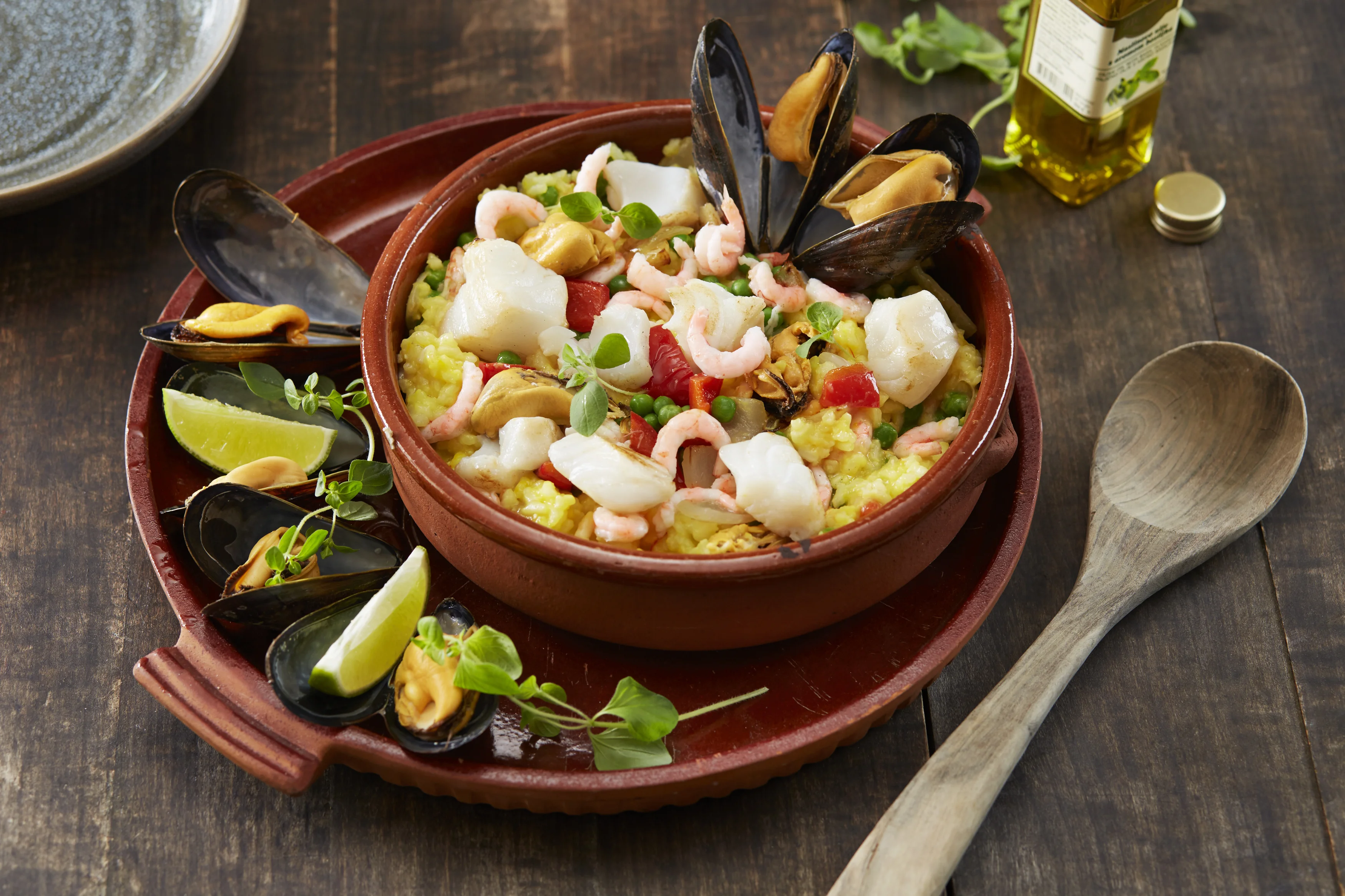 Bilde av paella med reker, torsk og blåskjell.