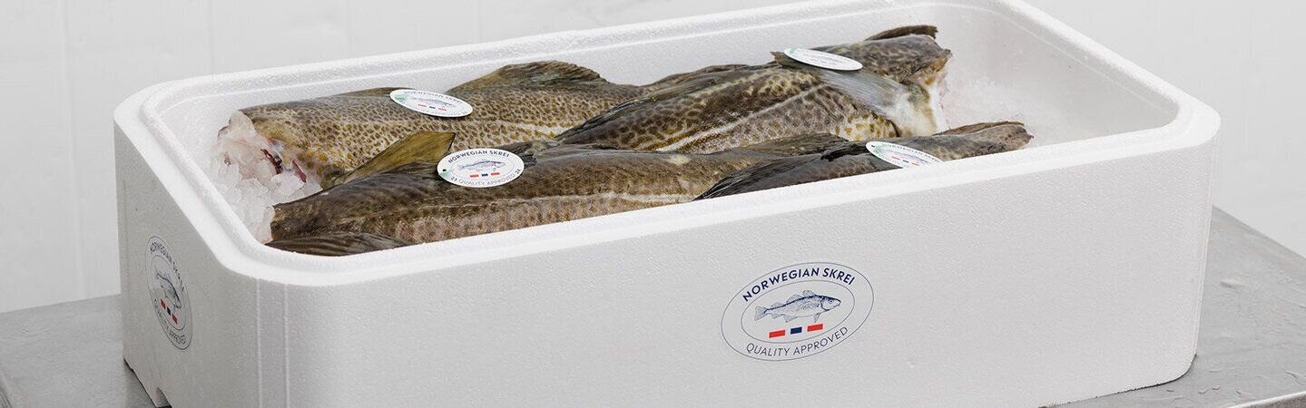 En kasse med kvalitetsmerket skrei