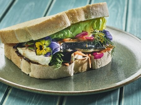 Sjømatretter som gir deg feriefølelsen - Saba sando, knallgod makrellsandwich på japansk vis