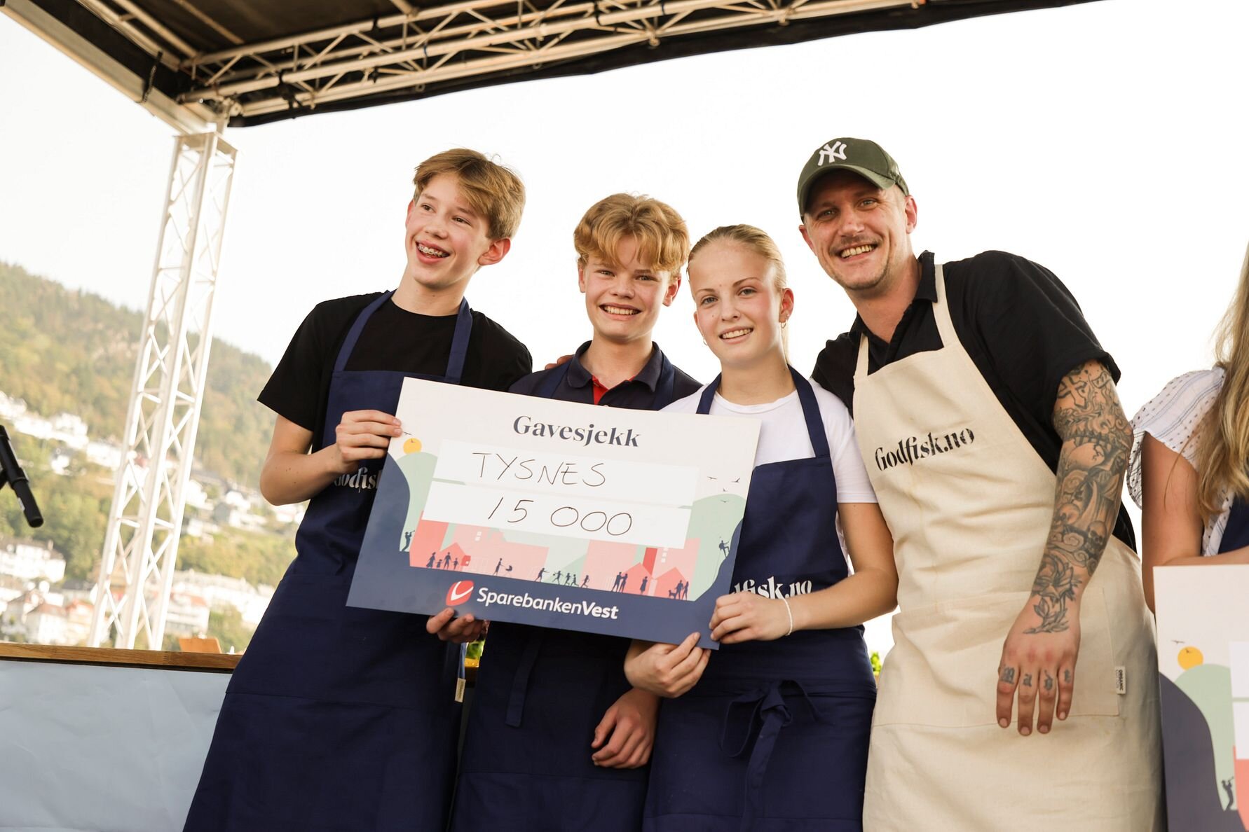 Vinnerlaget: Benjamin Bakken (14), Sjur Pettersen Opdal (15), Iselin Nilsen (15) og mentor Morten Klever. Foto: Øystein Grutle Haara 