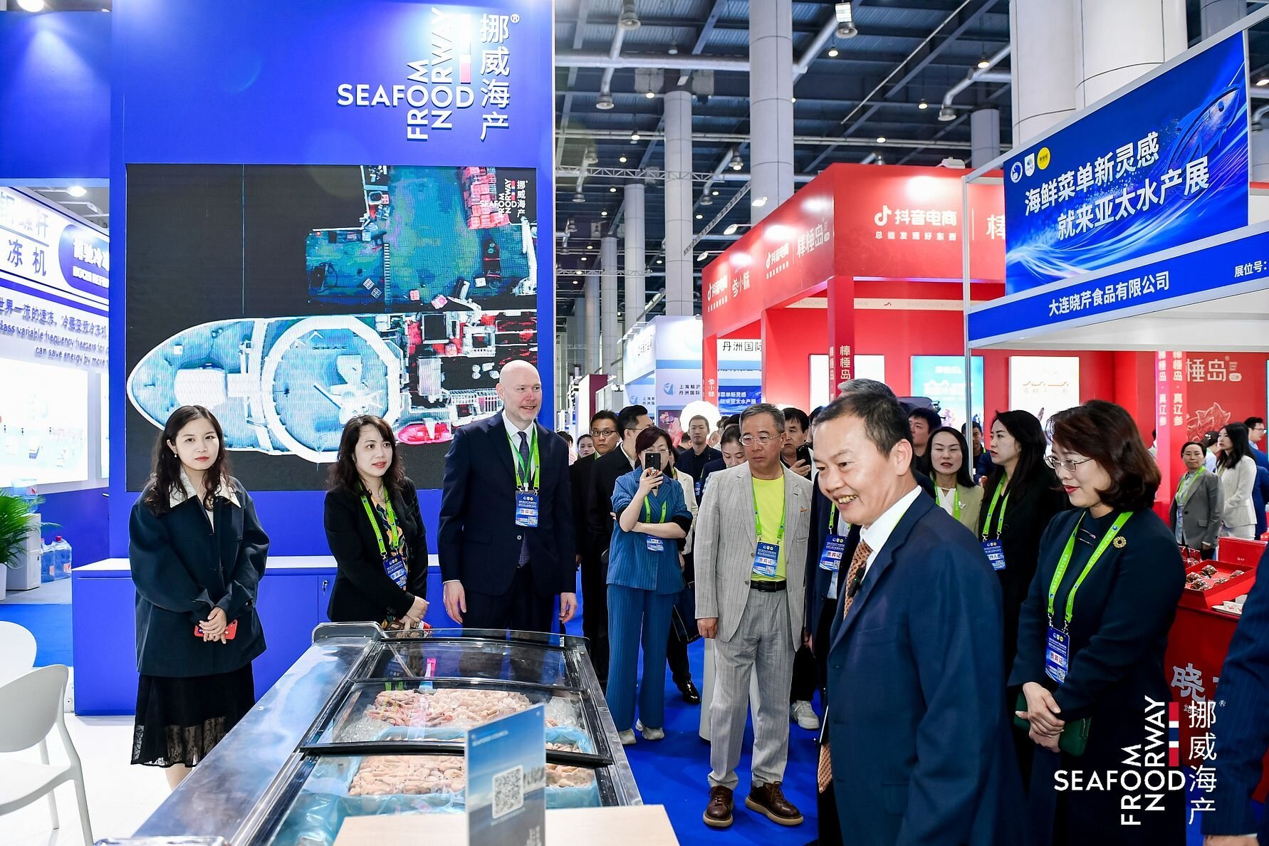  Fra paviljongen til norske reker fra en sjømatmesse i Dalian. I forgrunnen er Cui He, som er President i CAPPMA, en slags søsterorganisasjon til Sjømatrådet. Nr. tre fra venstre er Sigmund Bjørgo. 