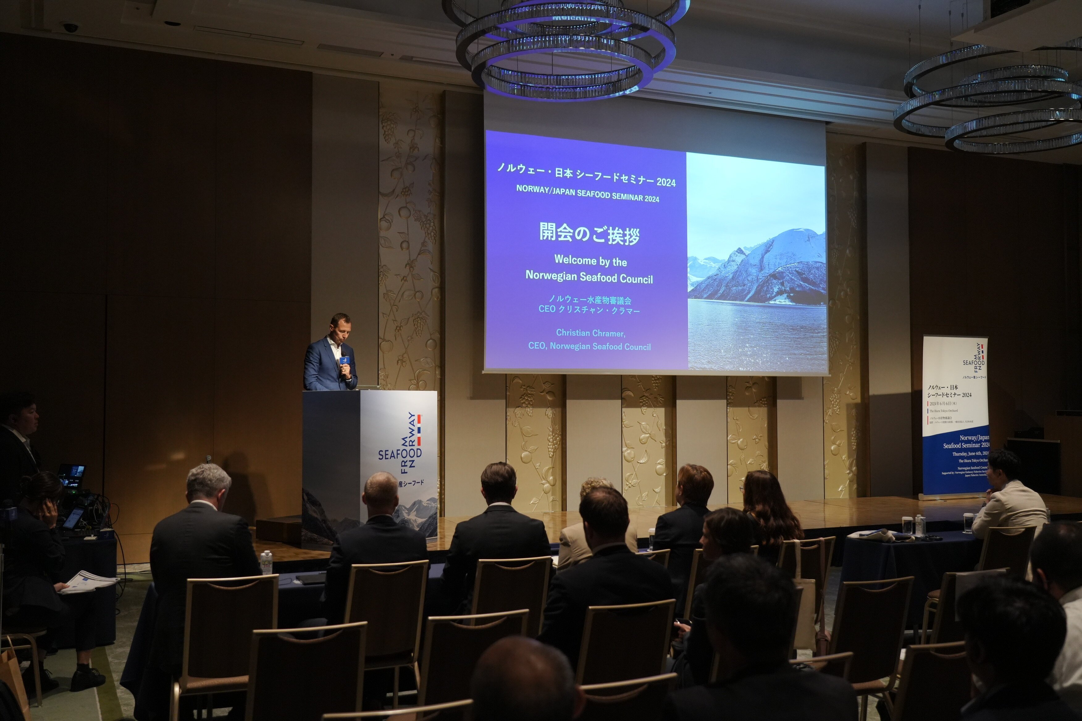 A man talking to people during a conference 