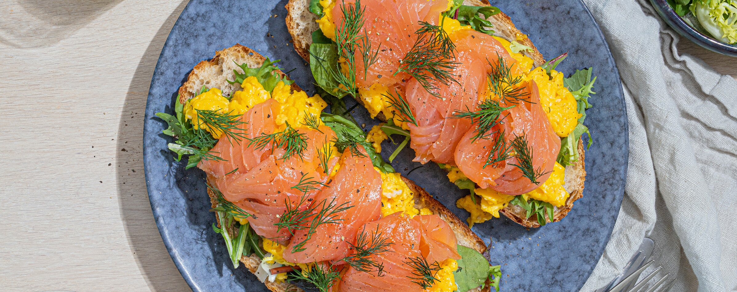 Godfisk røkelakssmørbrød med egg og dill