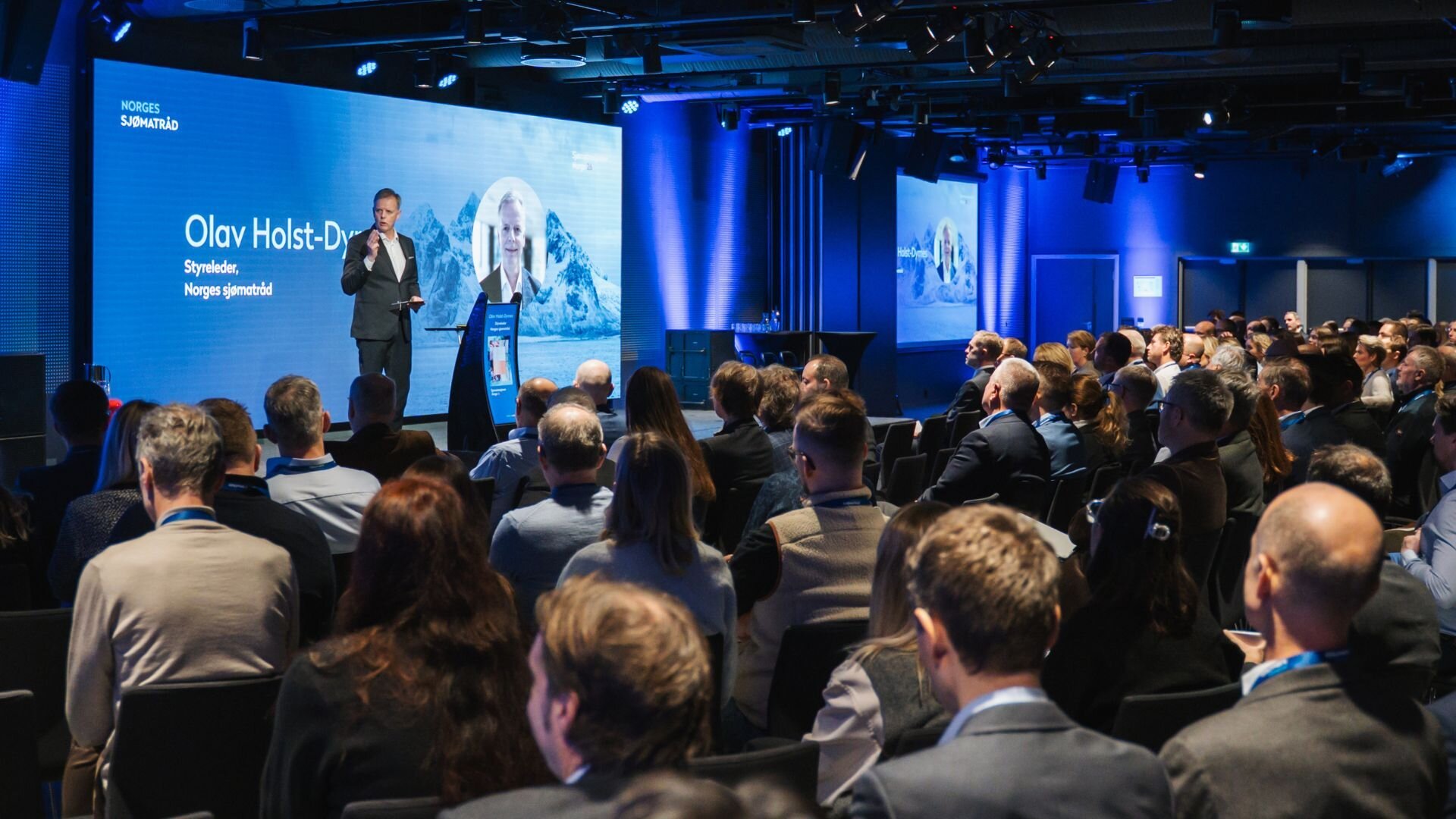 Styreleder i Sjømatrådet Olav Holst-Dyrnes på scenen under Sjømatnasjonen Norge 2026