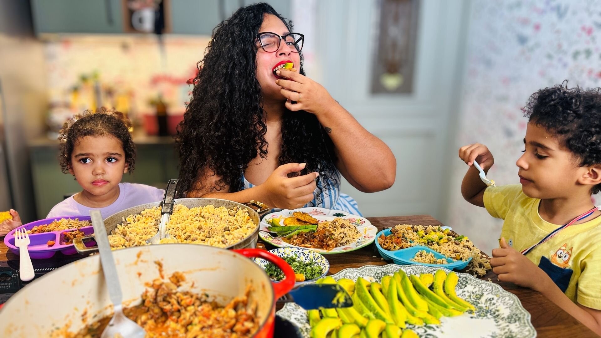 Søster Zoe, mamma Arantxa og bror Santiago koser seg med bacalao