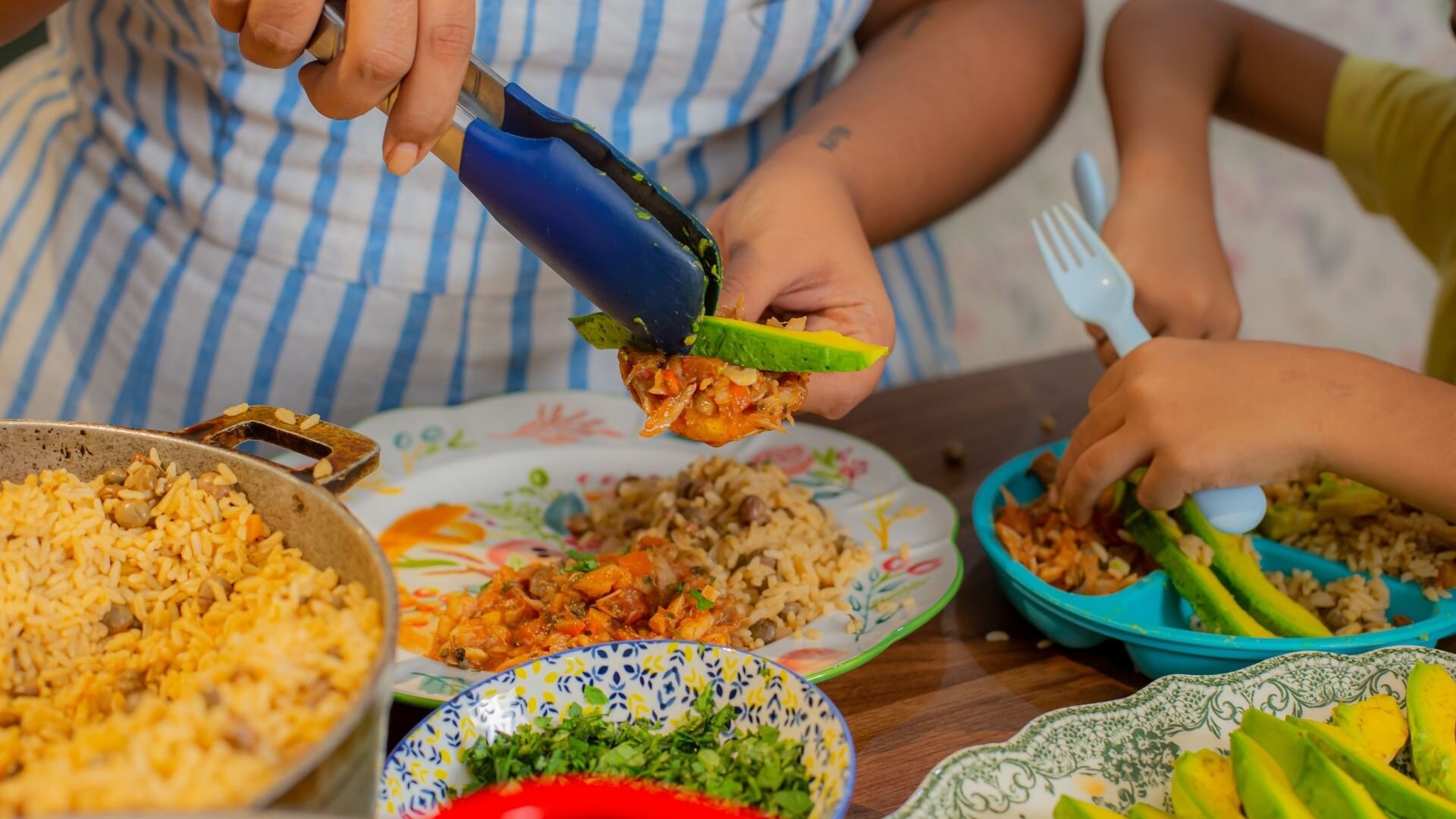 Klippfiskgryte med avokado, tostones, grønne bønner og kokt ris i kokosmelk