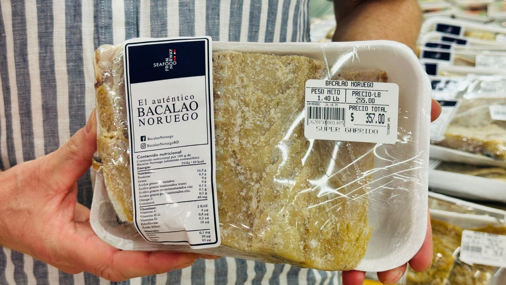 Stykker av klippfisk, plastemballert merket med El autentico bacalao Noruego