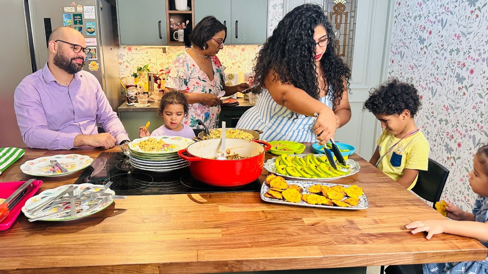 Familien Herrera Soto er samlet rundt middagsbordet